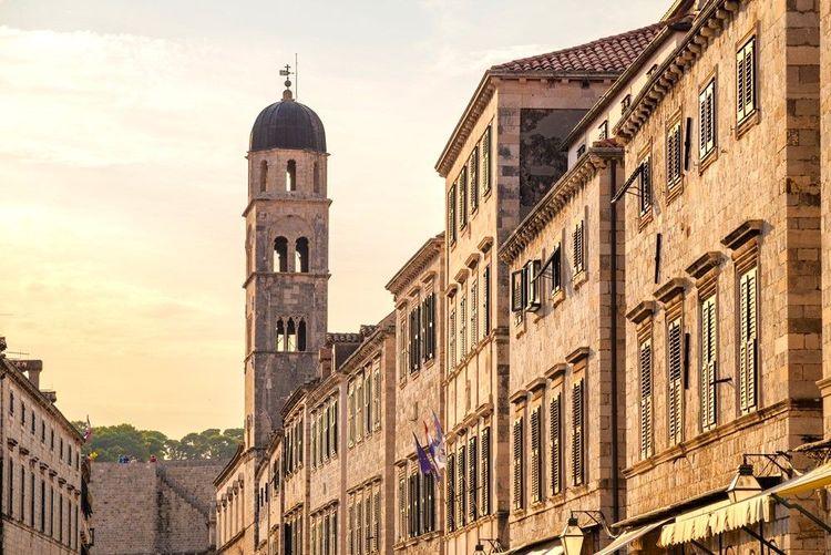 Le beffroi de l'église Saint-sauveur est visible de loin dans Dubrovnik