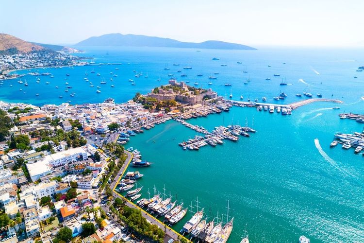 Vue aérienne sur le port de plaisance de Bodrum, connu sous le nom de Milta Bodrum Marina et le Château de Saint-Pierre