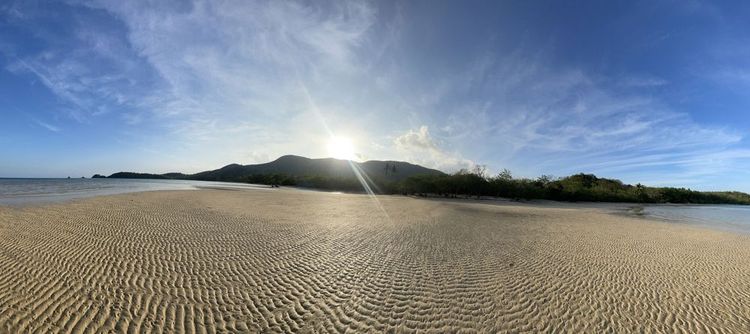 Photo panoramique de plage de sable blanc de Marcilla.