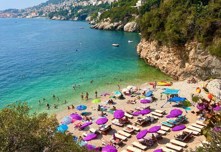 Sveti Jakov est une plage protégée des vents par le relief montagneux alentours