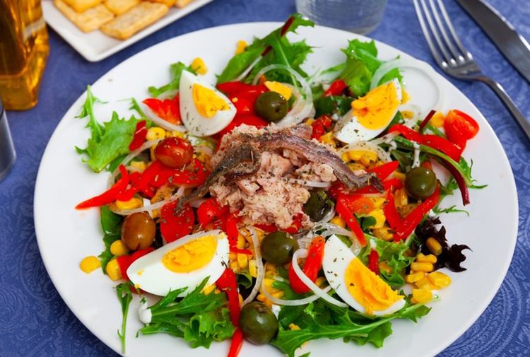 xató, une salade une sauce aux amandes et noisettes