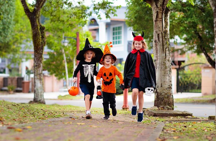 Les enfants partent à la chasse aux bonbons