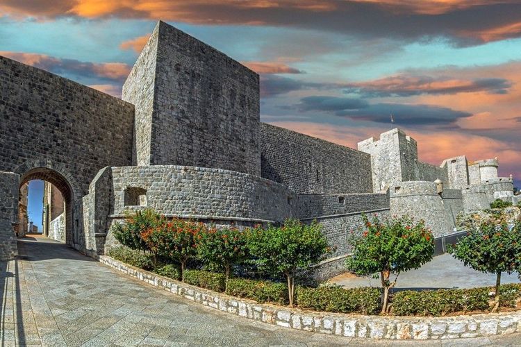 Le pont Revelin et les remparts de la vieille ville, à l'extérieur de la Porte de Ploče