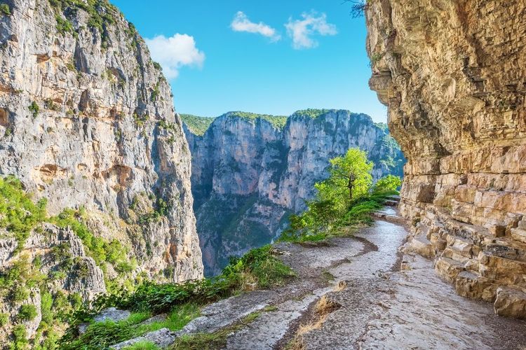 Sentier dans les gorges de Vikos, Grèce