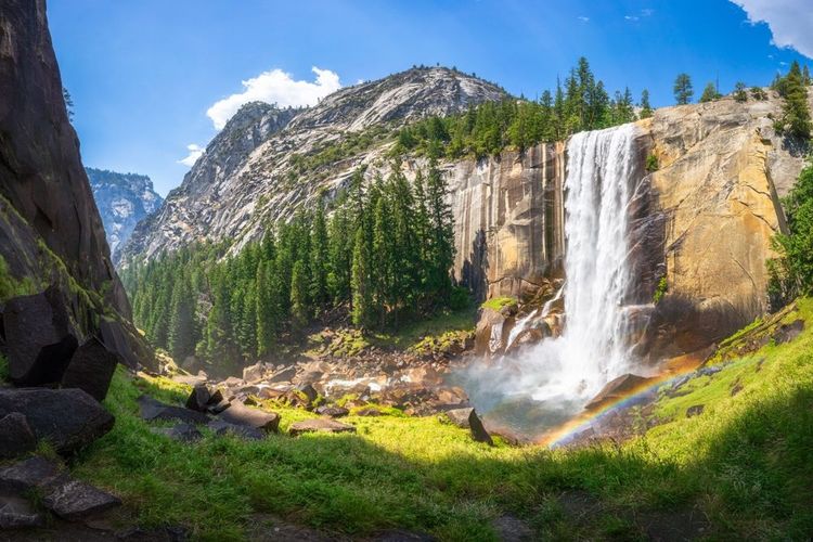 Cascade sur le mist trail dans le parc national de yosemite en Californie