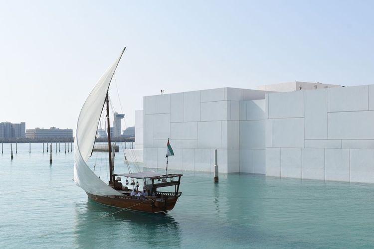 Un dhow longe le Louvre d'Abu Dhabi