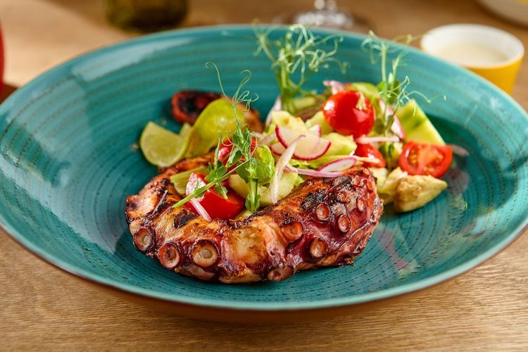 Poulpe grillé servi avec des crudités