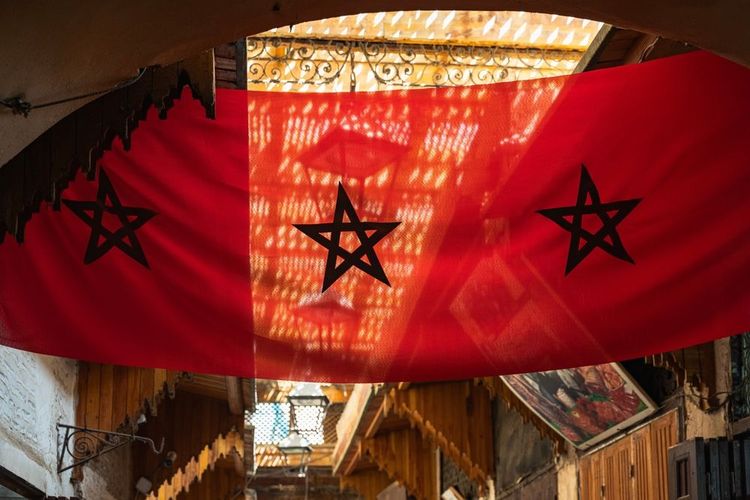 Drapeau marocain tendu dans le souk de Rabat