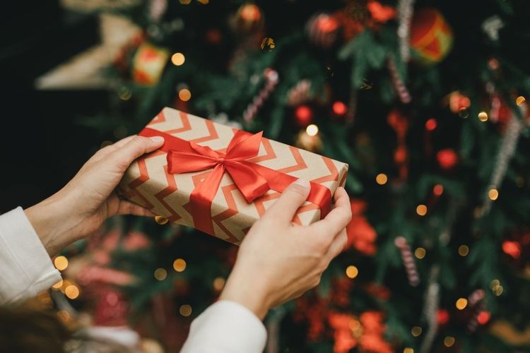 Un cadeau de Noël soigneusement emballé.