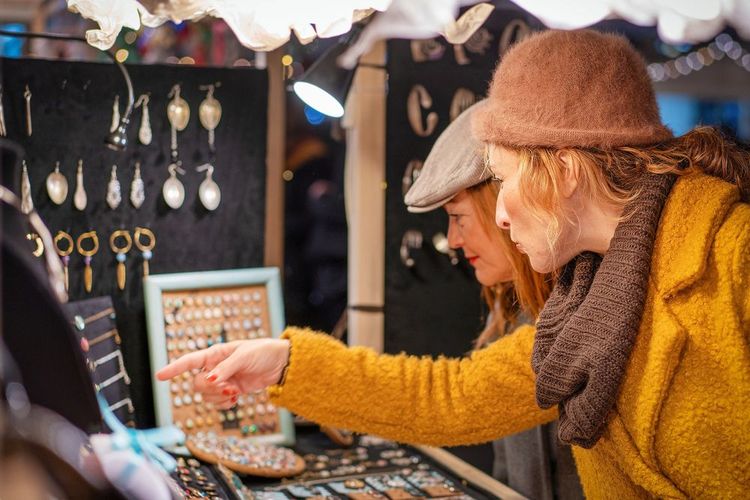 Emplètes sur un marché de Noël