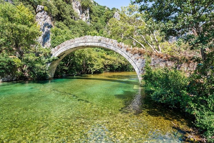 Pont historique près du village de Kleidonias, Zagori, Grèce.