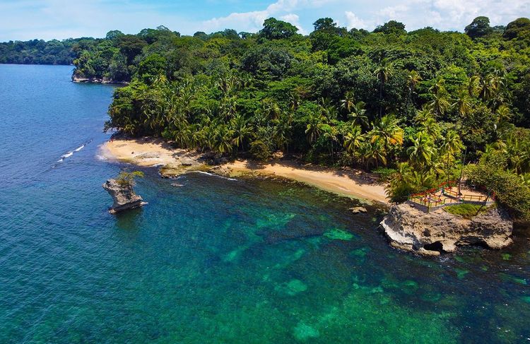 Punta Cahuita offre sa petite plage à la baignade