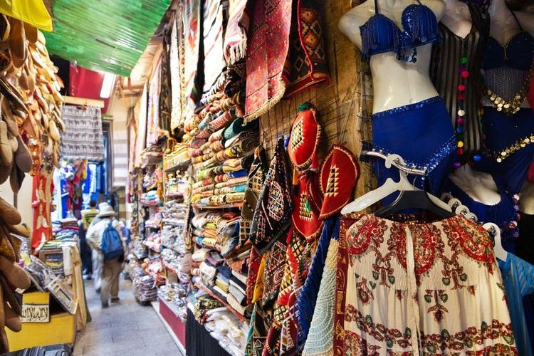 Commerçant dans un corridor étroit du souk
