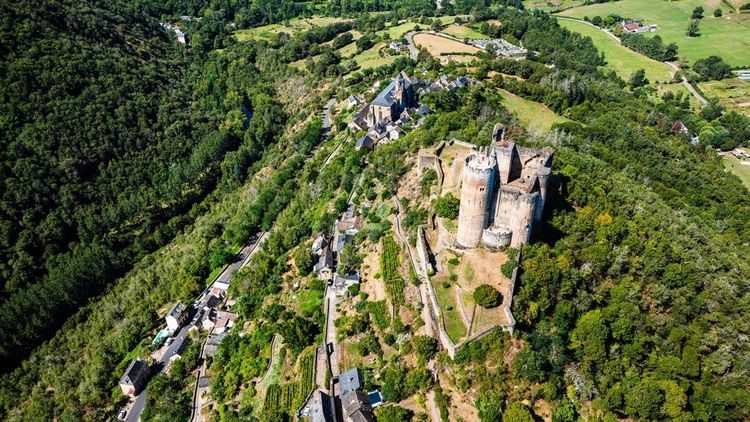 Vue aérienne de Najac et de sa forteresse.
