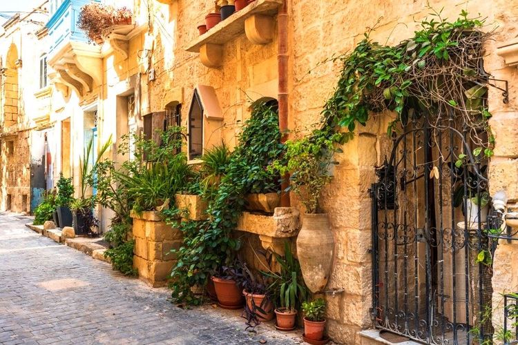 Rue en pierre ocre dans la médina de Rabat