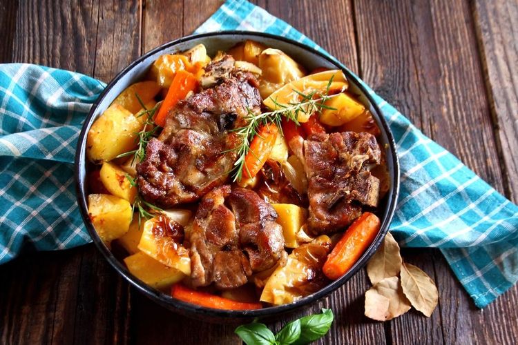 Agneau Péka, plat traditionnel croate rôti dans un faitout