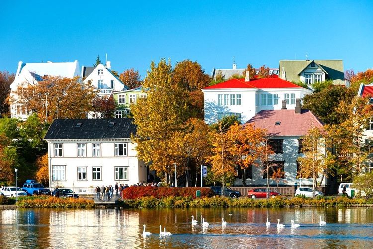 Les belles maisons bordant le lac Tjörnin