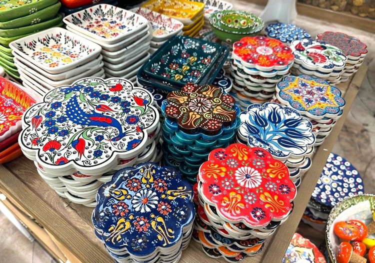 Céramique colorée sur un marché d'Héraklion