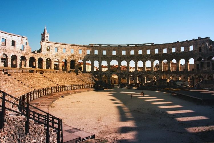 L'intérieur de l'amphithéâtre impresionne par sa taille et son état de conservation