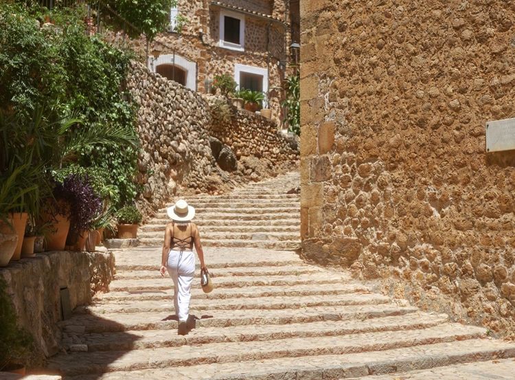 une fois garé, il faudra monter pour se rendre au cœur du village