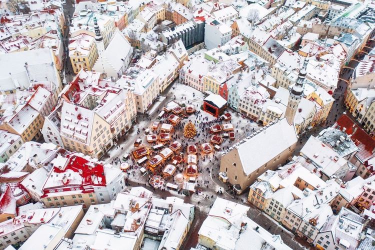 La place de l'Hôtel de Ville de Tallinn, le cœur vibrant de la ville