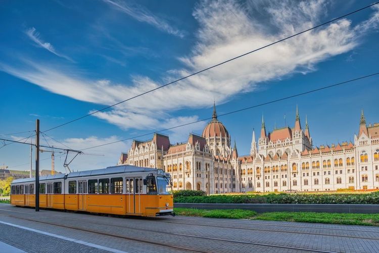 Budapest Hongrie, horizon de la ville au Parlement hongrois et tramway de Budapest
