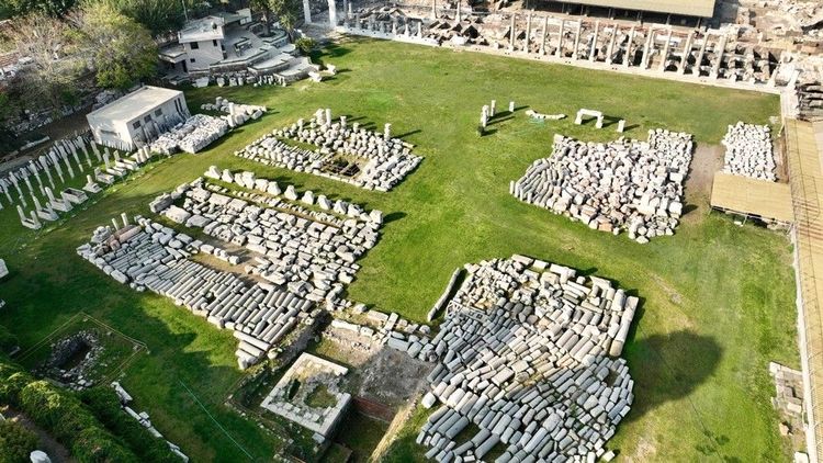 Les vestiges, tombés ou détruits, ont été rassemblés au centre de l'agora -