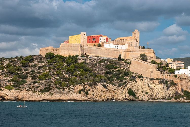 Les remparts de Dalt Vila descendent vers la mer