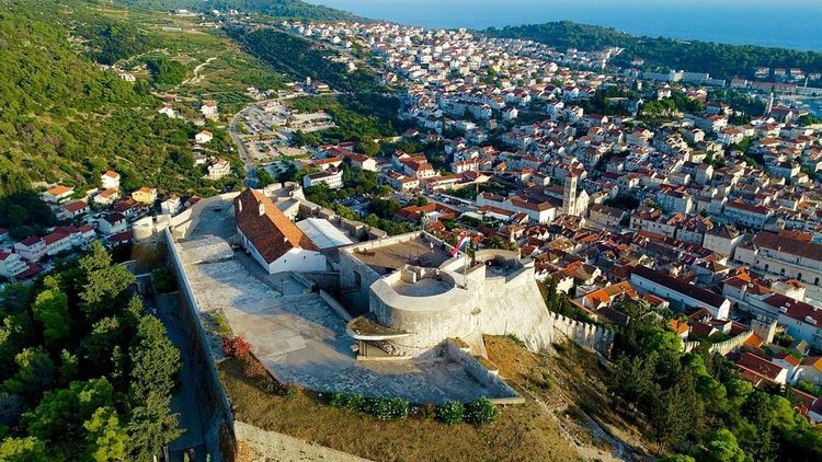 Vue aérienne sur la forteresse Fortica et Hvar en contre-bas