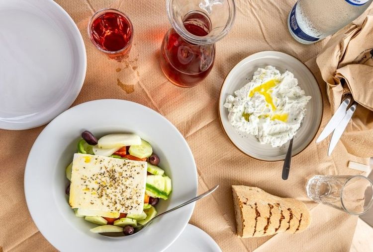 Dans les Cyclades, le vin accompagne volontiers les plats les plus simples