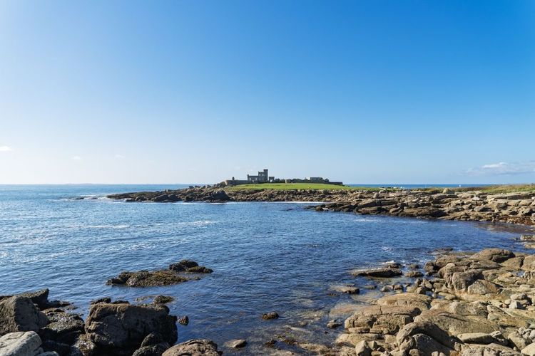 A marée basse, le château de Trévignon domine l'horizon depuis la pointe de Trévignon.