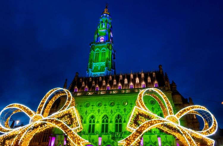 Arras, l'Hôtel de Ville et son beffroi, illuminés à Noël
