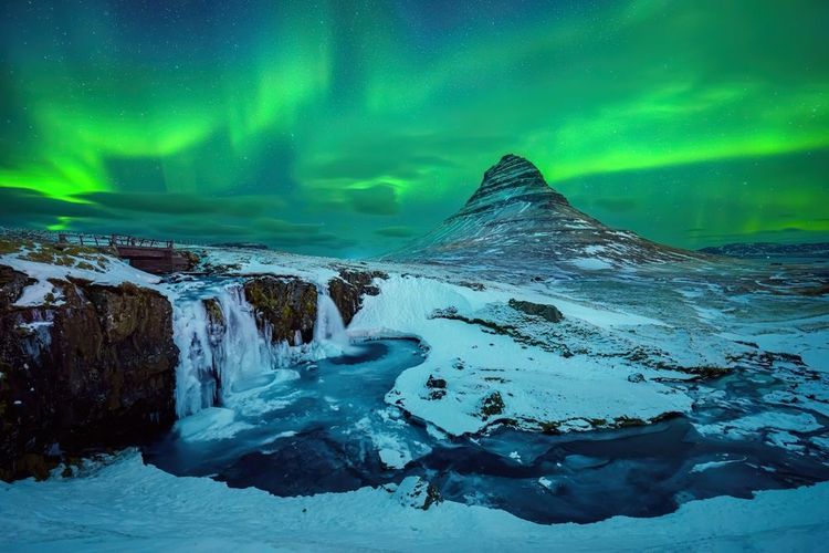Aurores boréales au-dessus du mont Kirkjufell en Islande