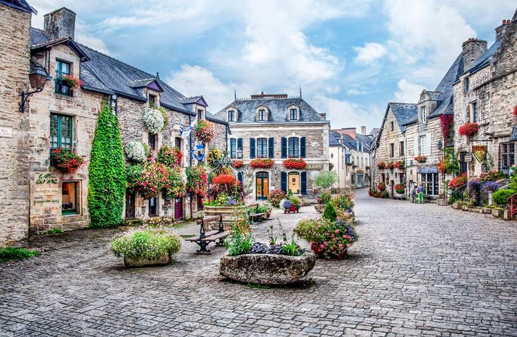 La belle place principale de Rochefort-en-Terre