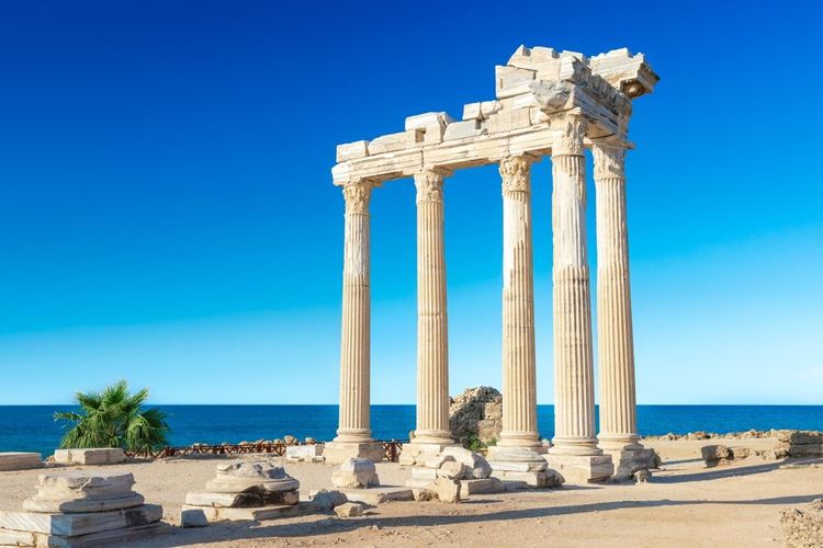 Les quelques colonnes, vestiges du Temple d'Apollon, à Sidé