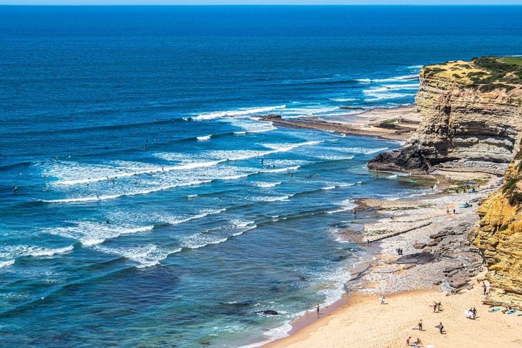 Ribeira de Ilhas s'enfonce dans Ericeira,
