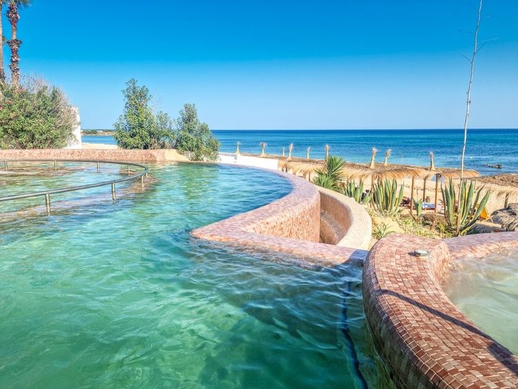 Piscine à débordement à Hammamet, Tunisie