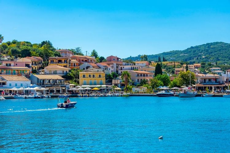 Bord de mer de la ville grecque Kassiopi, Corfou