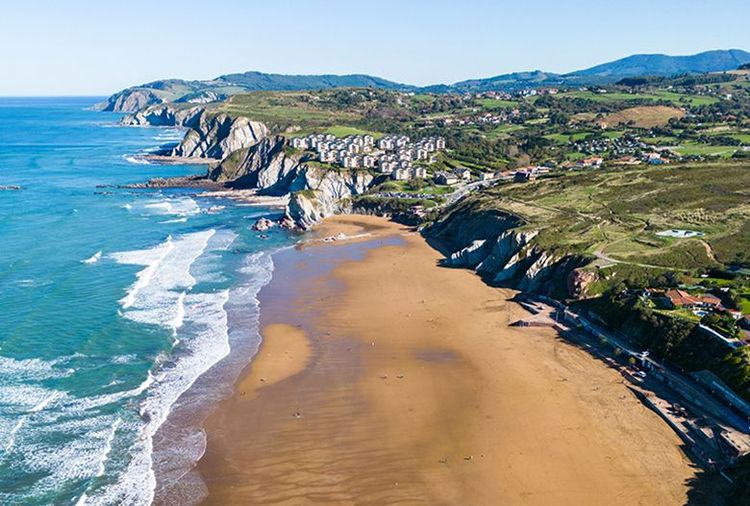 La plage de Sopelana est remarquable par son étendue