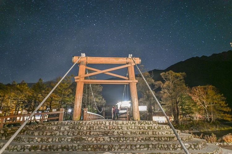 Le ciel étoilé au-dessus du parc national de Kamikochi