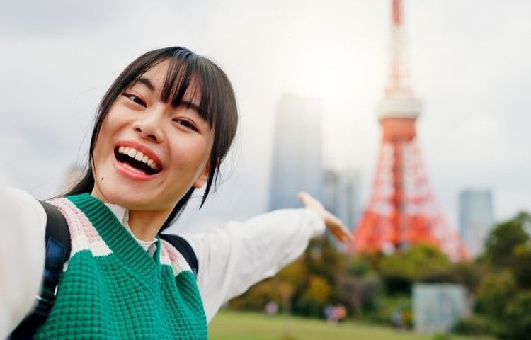 Une invitation à la visite : monter dans la tour coûte seulement quelques euros, contre 35 pour la Tour Eiffel