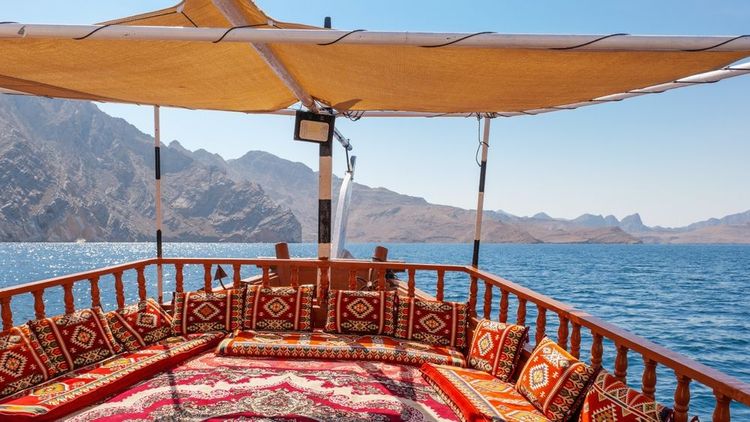 Le pont arrière d'un dhow pendant une sortie en mer