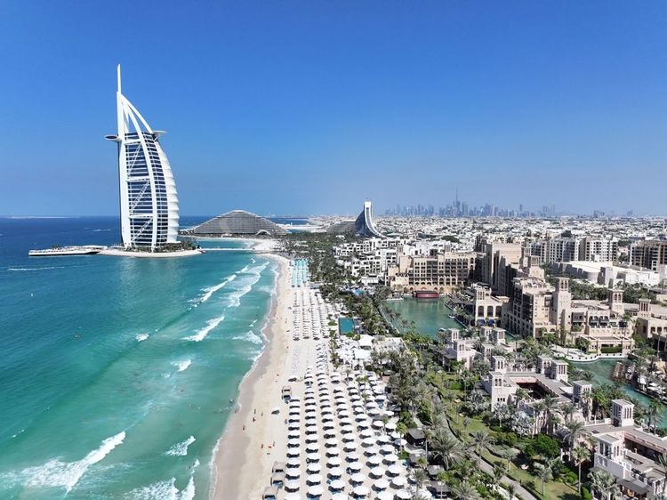 Le Burj Al Arab et la plage de Dubaï.