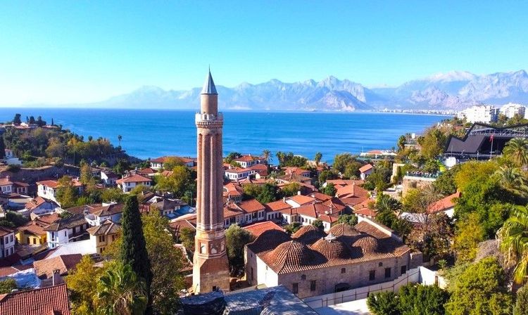 Le minaret de la mosquée Yivliminare dans la Vieille Ville