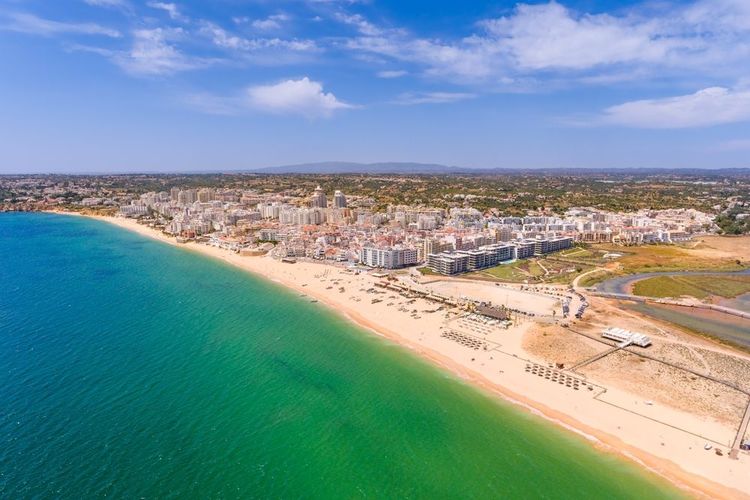 La plage d'Armação de Pêra, Portugal