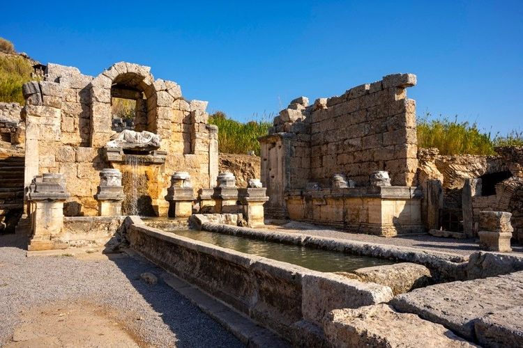 Les thermes romains de la Cité Antique et son bassin rempli d'eau