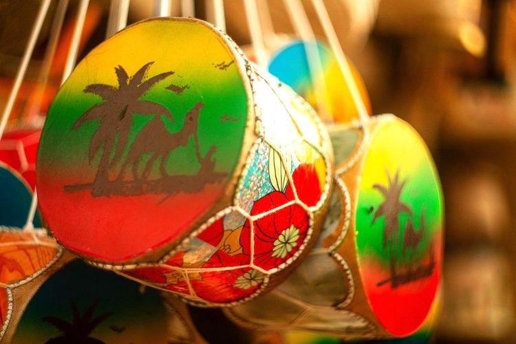 Tambourins colorés pendant un festival à Sfax