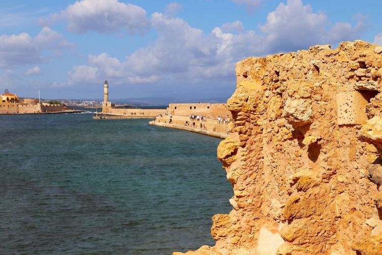 Les ruines des fortifications sur le port de La Canée