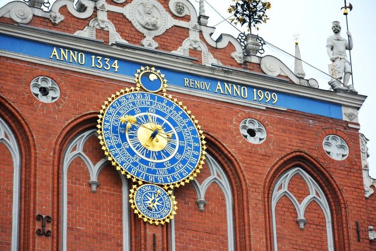 L'horloge sur la façade la Maison des Tête Noire, place de l'Hôtel de Ville