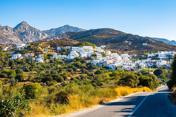 Vue du village de montagne de Kourounochori depuis la route panoramique, île de Naxos, Cyclades, Grèce